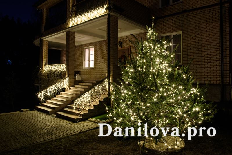 новогоднее декорирование входа елка светодиодная гирлянда