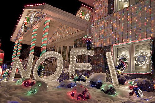 оформления здания объемными буквами и световыми лентами на Новый год