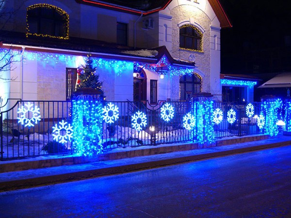 украшение фасада ресторана светящимися снежинками