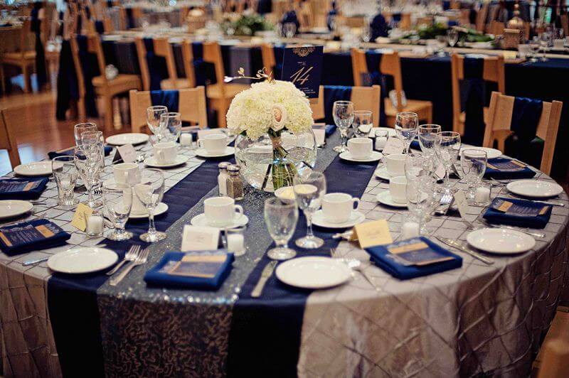 декор стола на свадьбу  в синем цвете