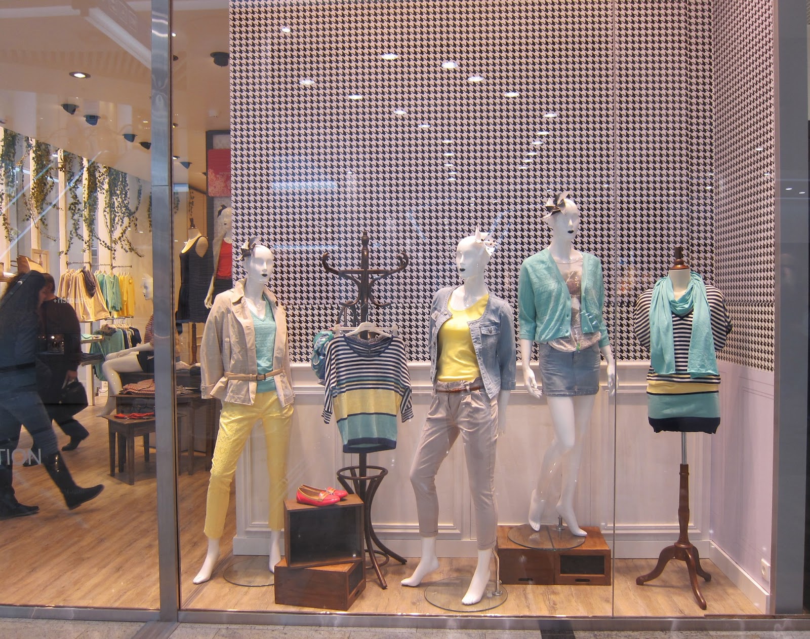 красивое оформление витрины женского магазина одежды