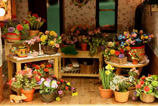 оформление корзинками и горшками цветочного магазина