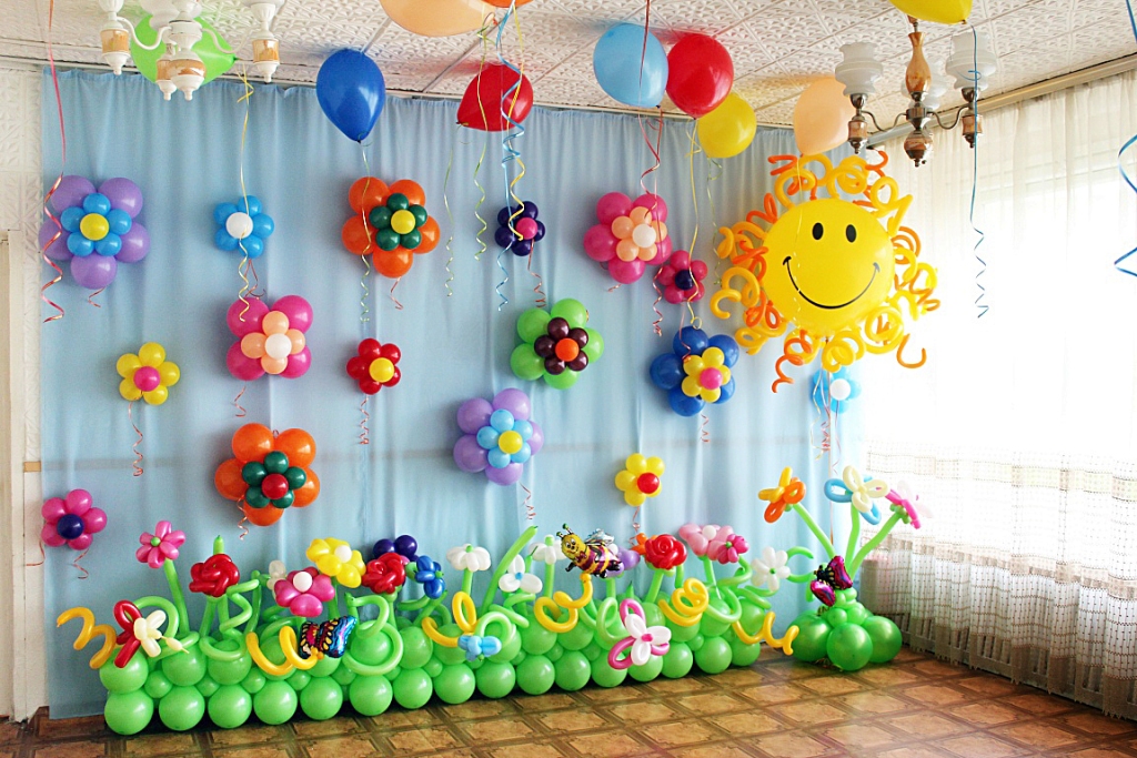 украшение сцены шарами в детском саду