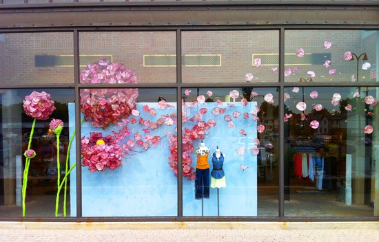 декор витрины магазина одежды к 8 марта