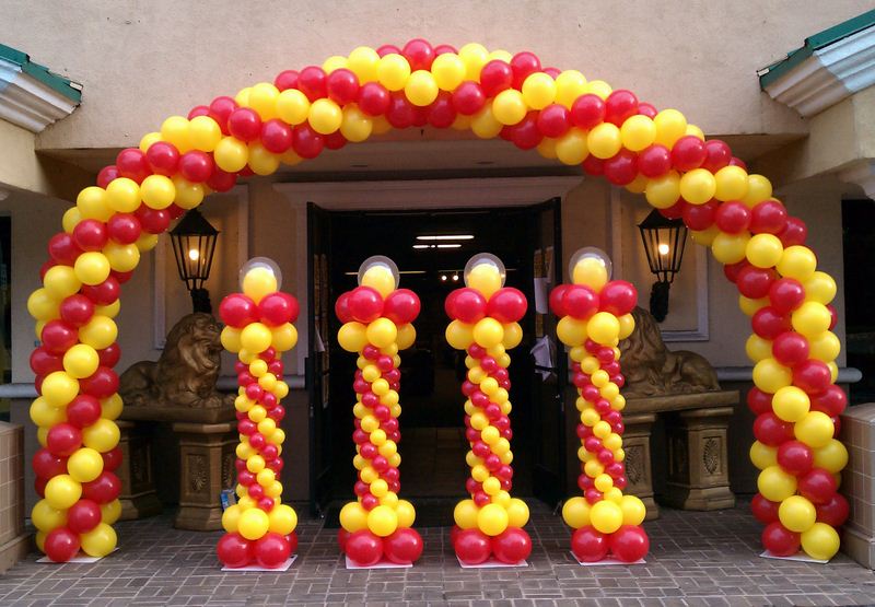 Конструкции из воздушных шаров для украшения входа