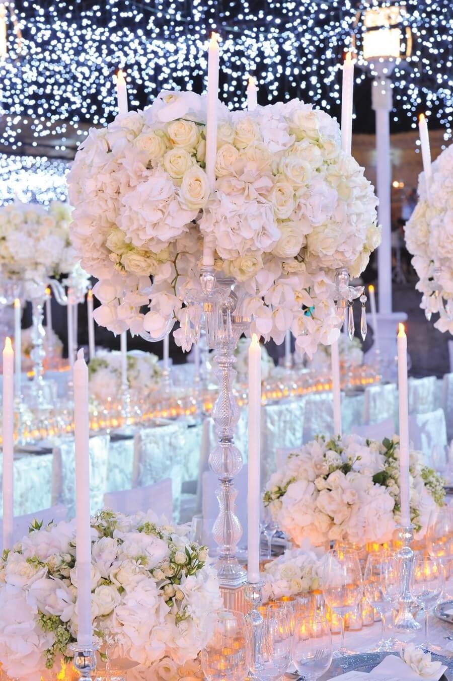 красивое оформление свадьбы цветами и свечками