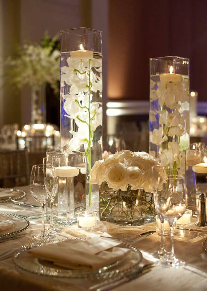 украшение свадебного зала свечами и розами