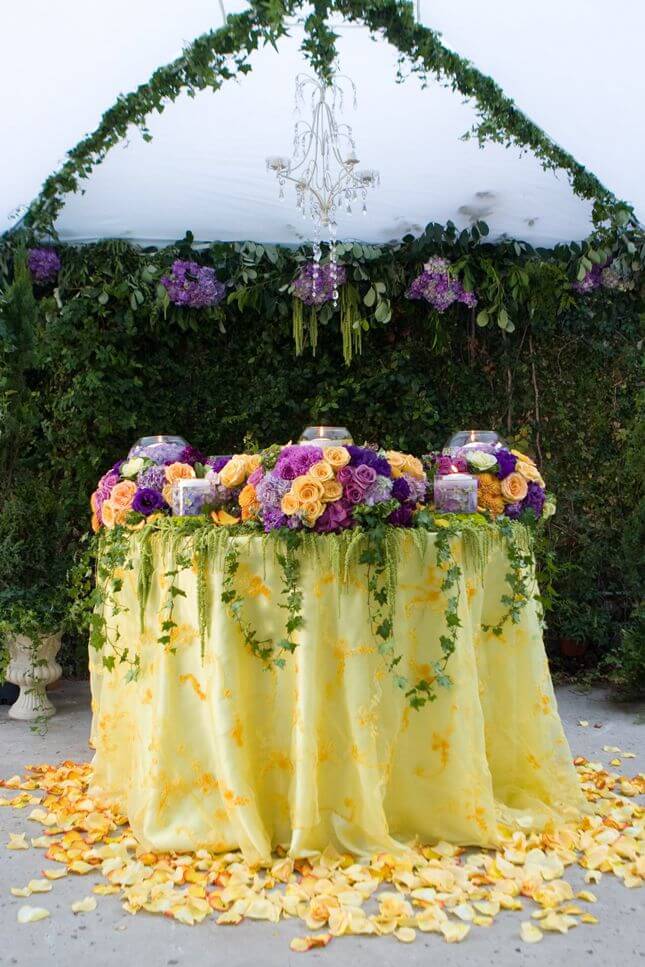 стол для росписи украшеный цветами