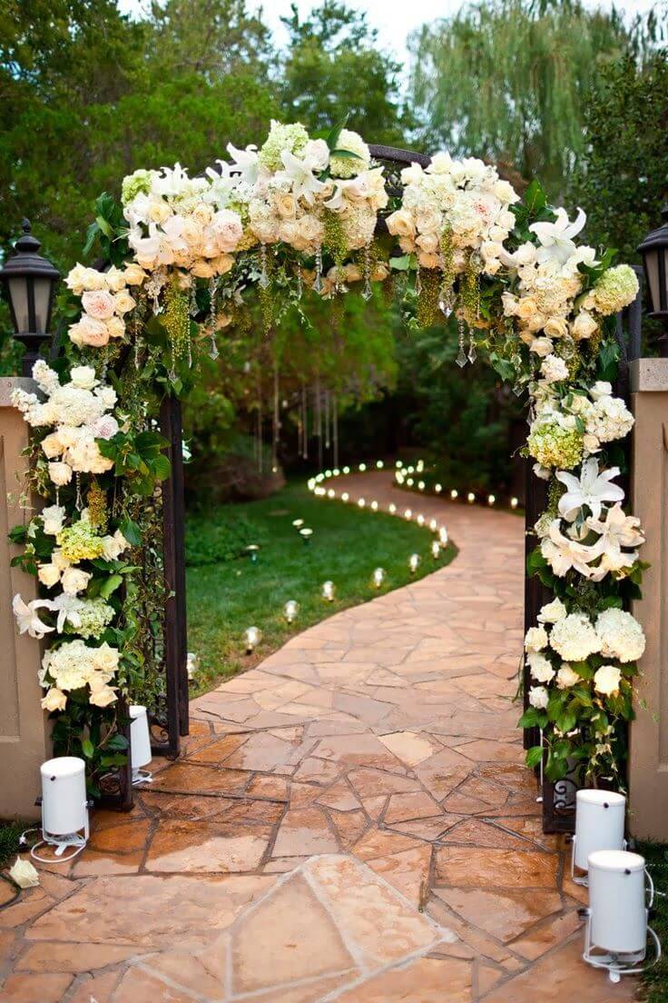 свадебная арка из белых цветов