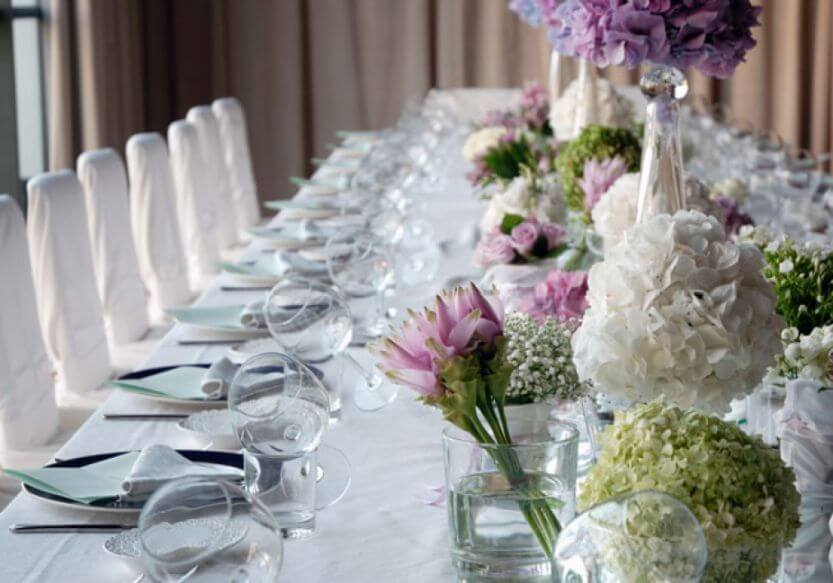 белые цветы для свадебного стола