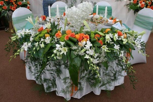 украшение лилиями стола для свадьбы