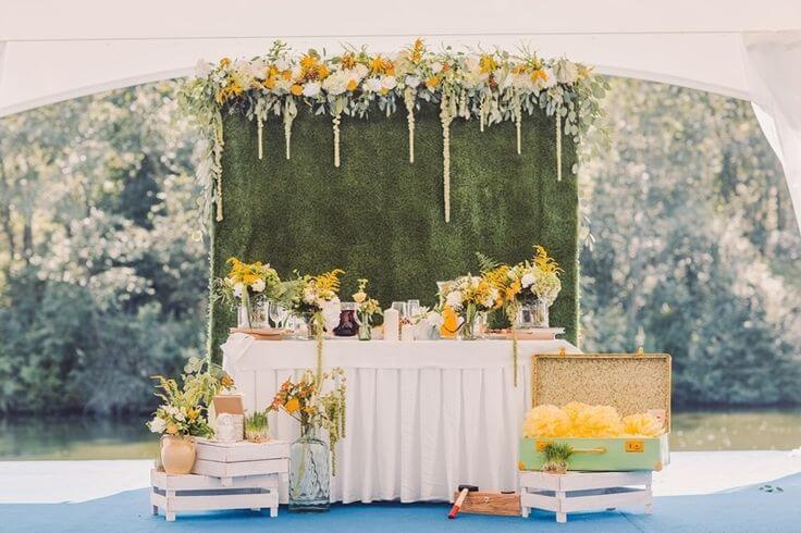 украшения  свадебного стола цветами и тканью