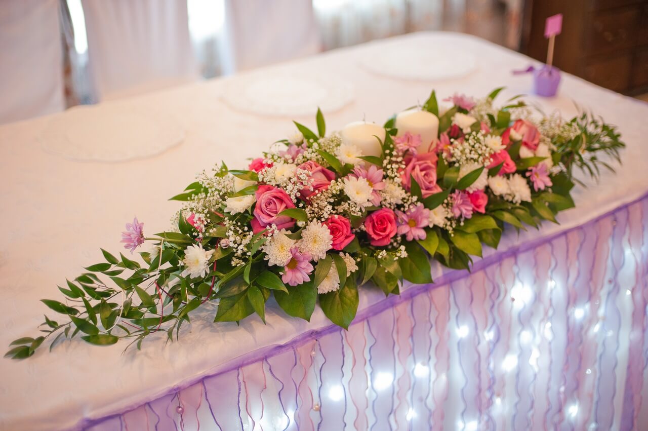 букет цветов на свадебный стол