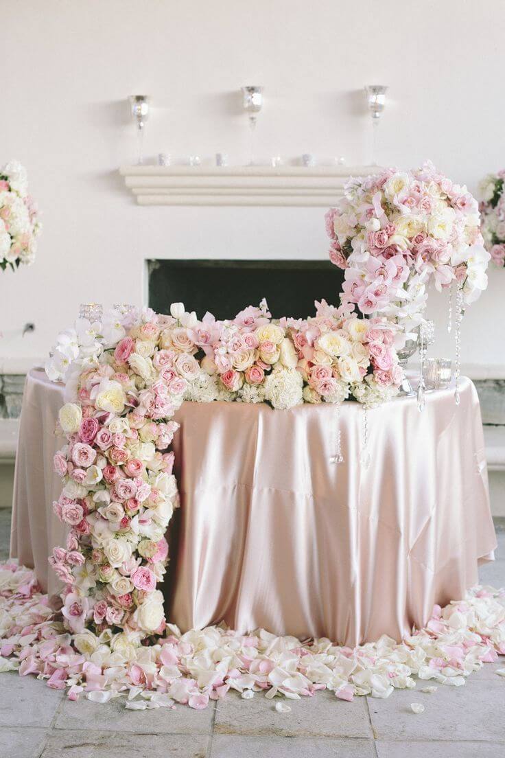 огромная  цветочная гирлянда для свадебного стола