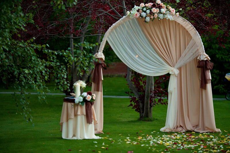 арка  для свадьбы  в кремовом цвете