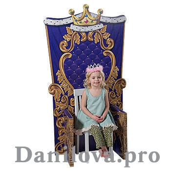 Девочка сидит на троне на дне рождения